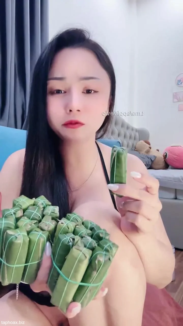 Cực kỳ hot Bé Linh Nhi uống bia rồi thủ dâm cực phê